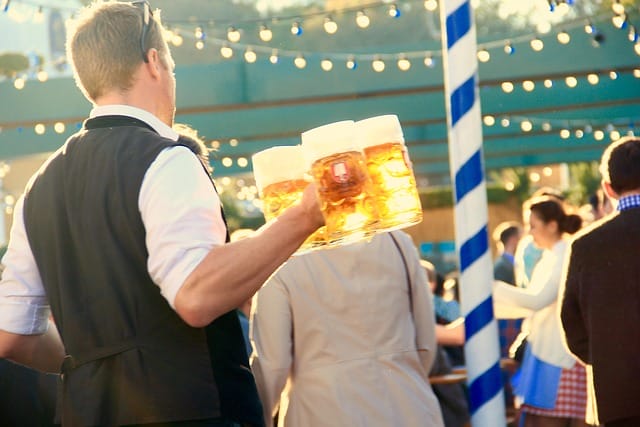 Kellner im Wiesn-Zelt mit vollen Bierkrügen