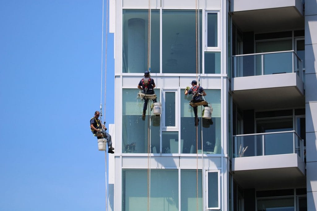 Reinigung der Glasflächen eines Gebäudes