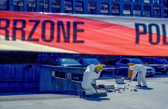 Forensiker untersuchen einen Tatort – Ermittlungsdefizite im Strafverfahren und Bedeutung sorgfältiger Beweissicherung