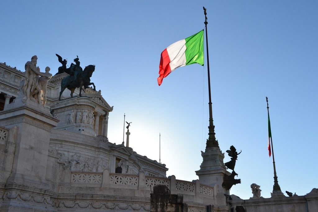 Italienische Flagge vor einem repräsentativen Gebäude als Symbolbild für ein Strafverfahren in Italien