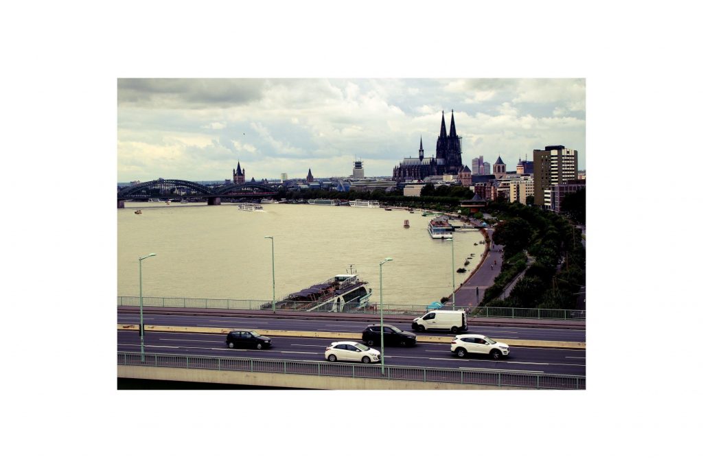 Vista di Colonia con il Reno, il Duomo e il traffico urbano