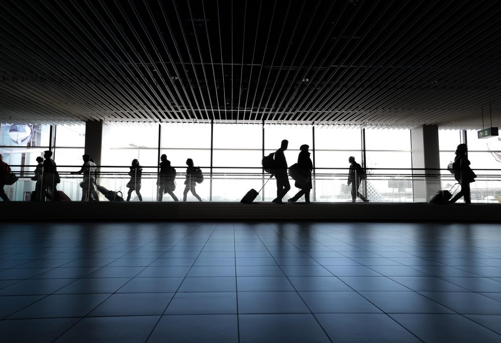 Reisende in einem Flughafenterminal – Festnahme am Flughafen und Rechte von Beschuldigten